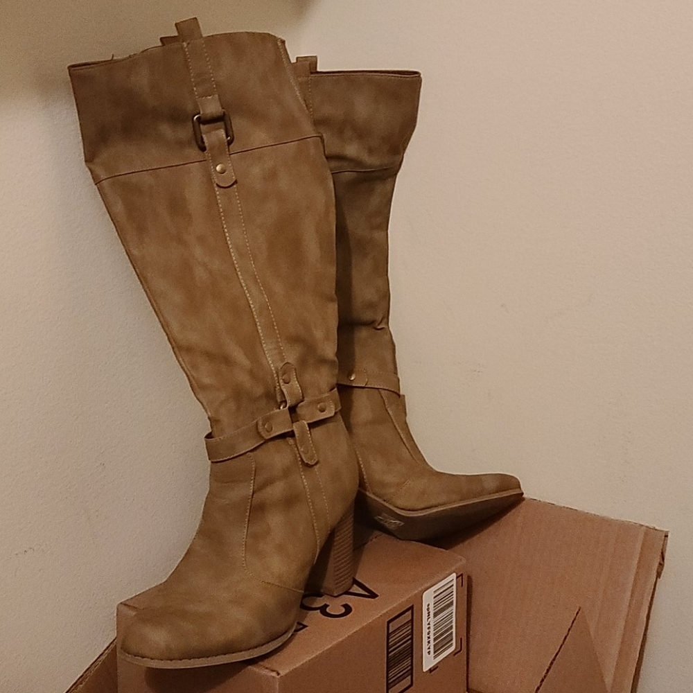 Boots - Picture 6 of 6